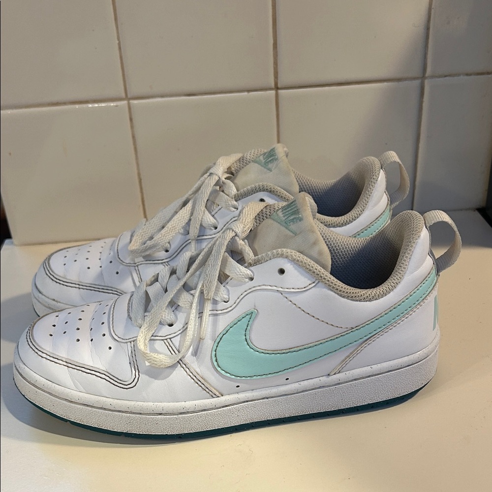 Nike White and Mint Green Athletic Shoes (size 4Y)